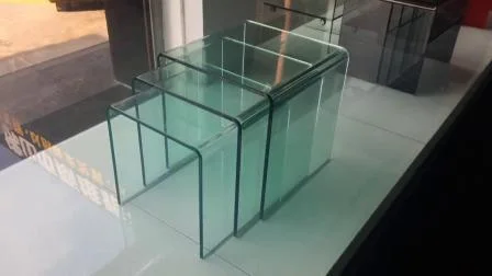Tavolino moderno in vetro curvato di colore trasparente